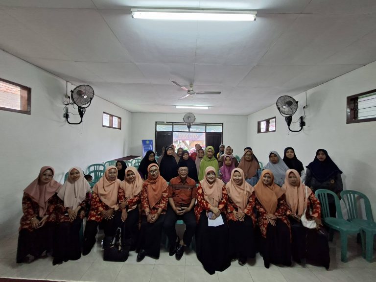 Tebar Kebahagiaan, KUA Kaliwates Salurkan Zakat Fitrah untuk Warga